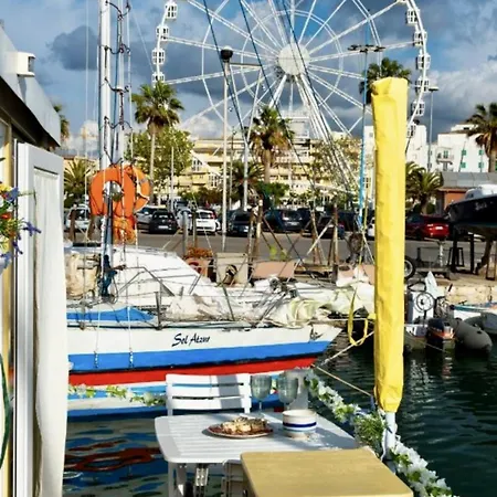 Vic And Sunny's Houseboat Botel *