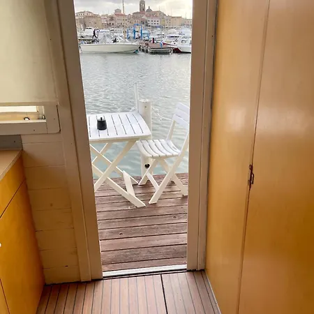 Vic And Sunny's Houseboat *