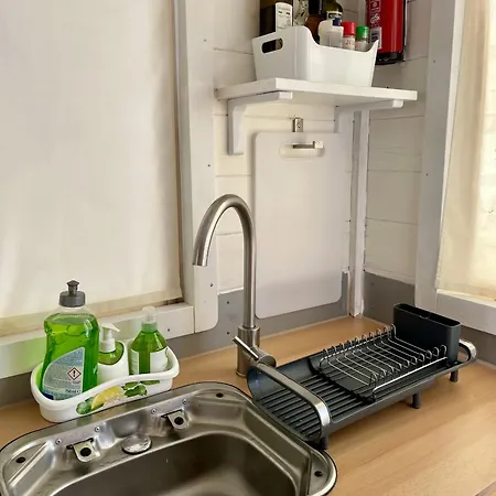 Vic And Sunny's Houseboat Botel *